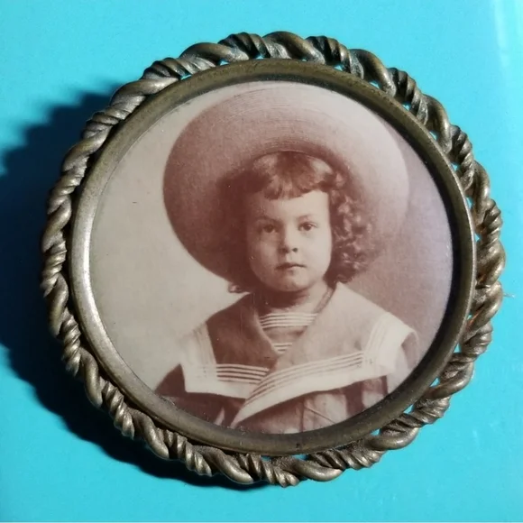 Antique photo brooch child sailor suit gold tone vintage pin vintage - Picture 6 of 7
